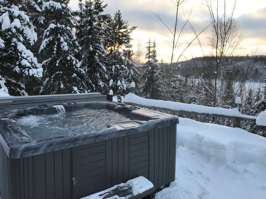 Cottages for Rent with spa in Quebec #15